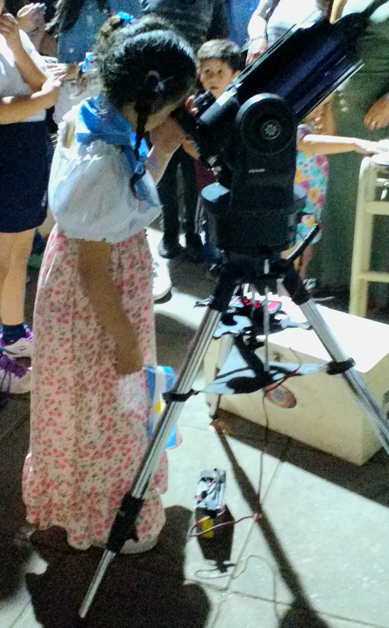 Observando telescopio catadioptrico autoguiado